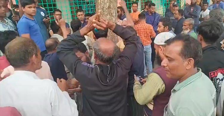 ভোটকেন্দ্রে সিলমারা ব্যালট উদ্ধার, ইউএনও অবরুদ্ধ