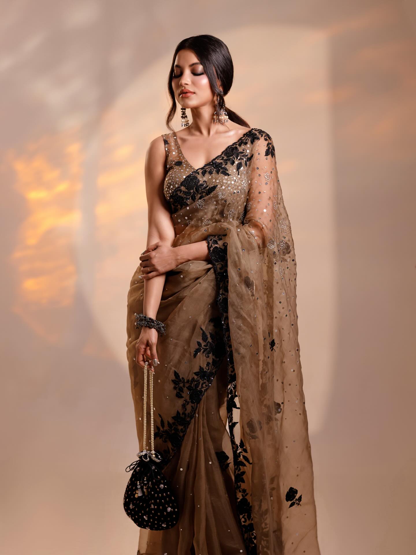 প্রেশার কুকার লুকে নজরকাড়া নাজিফা তুষি