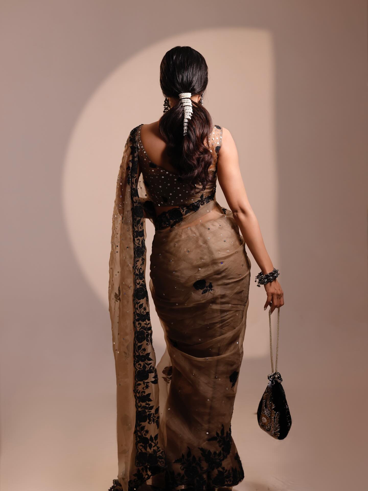 প্রেশার কুকার লুকে নজরকাড়া নাজিফা তুষি