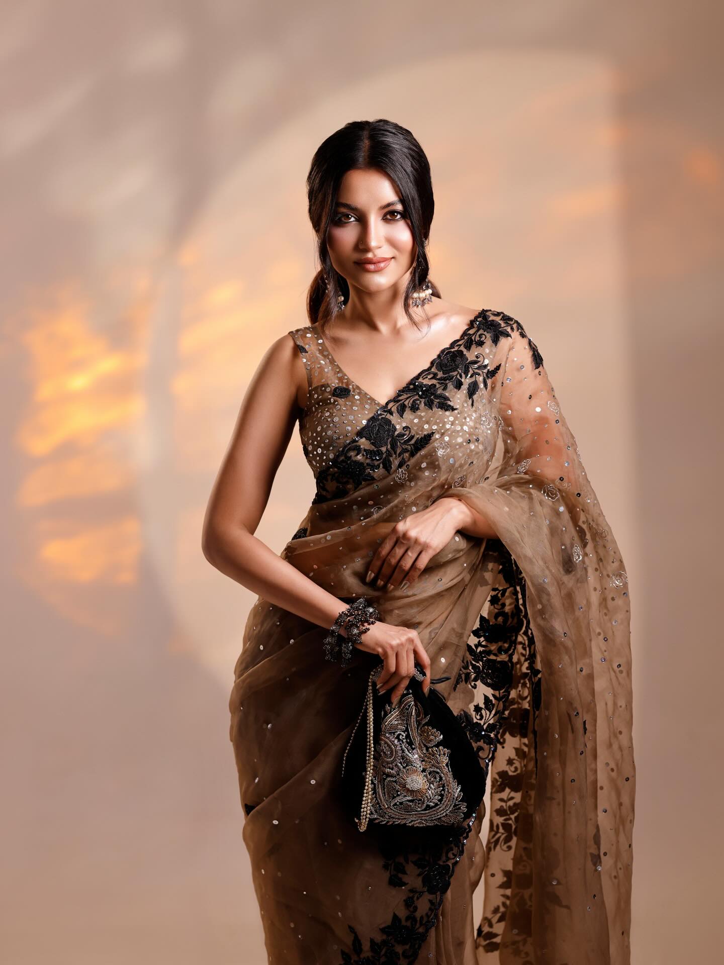 প্রেশার কুকার লুকে নজরকাড়া নাজিফা তুষি