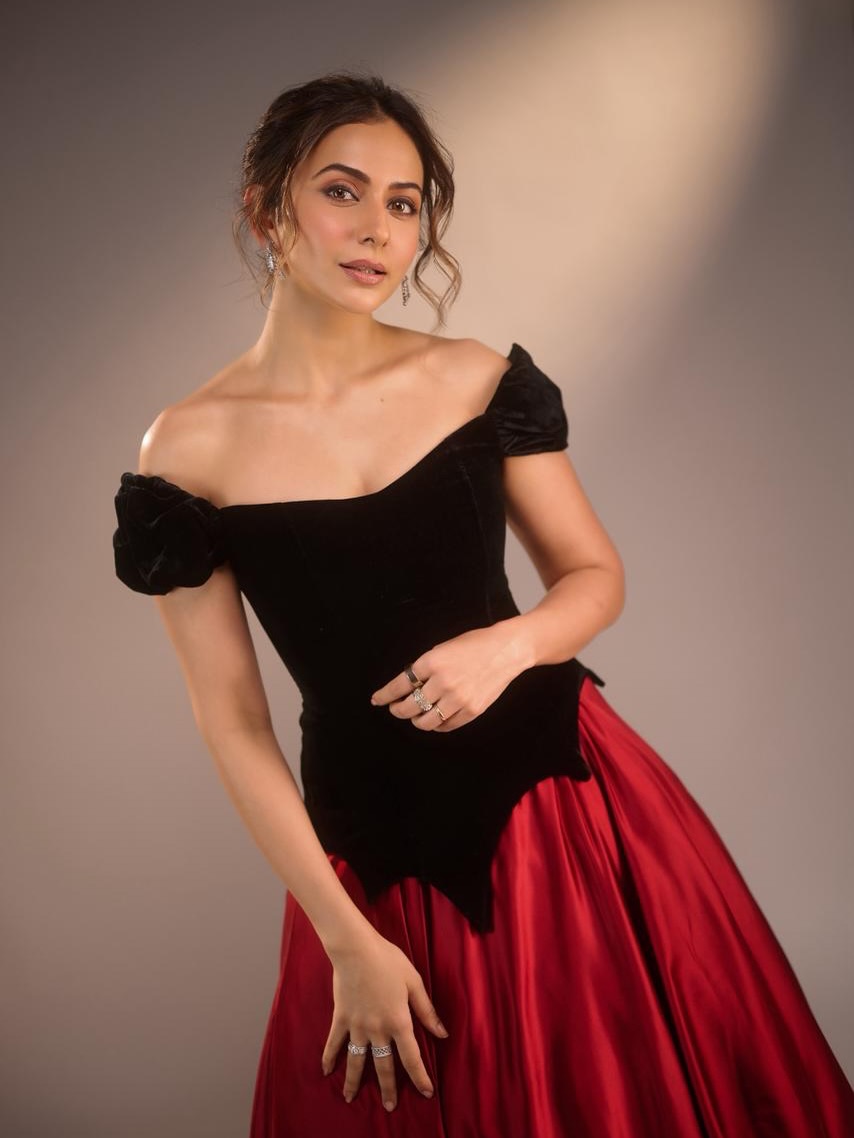 কালো-লালে রাকুলের রাজকীয় রূপ