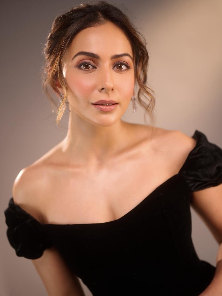 কালো-লালে রাকুলের রাজকীয় রূপ