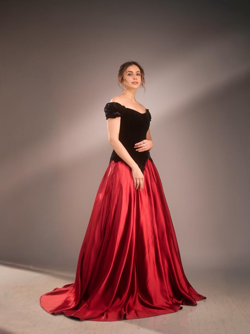 কালো-লালে রাকুলের রাজকীয় রূপ