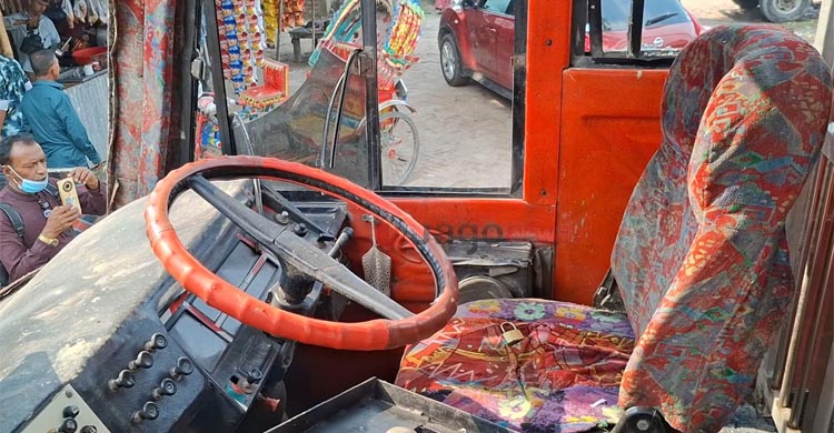 পদ্মায় বাসডুবি