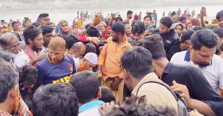 কুষ্টিয়ার খোকসায় গড়াই নদীতে গোসলে নেমে নিখোঁজ দুই শিশুর মধ্যে তাইবা (৭) নামে একজনের মরদেহ উদ্ধার করেছে ফায়ার সার্ভিসের ডুবুরি দল