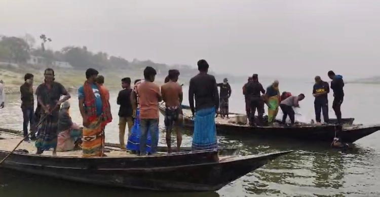 কুষ্টিয়ার খোকসায় গড়াই নদীতে গোসলে নেমে নিখোঁজ দুই শিশুর মধ্যে তাইবা (৭) নামে একজনের মরদেহ উদ্ধার করেছে ফায়ার সার্ভিসের ডুবুরি দল