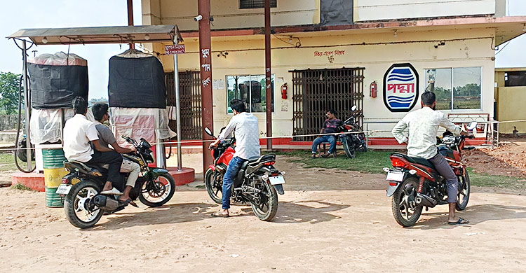 তেল সংকটে দু’দিন ধরে পাম্প বন্ধ, সিন্ডিকেটের অভিযোগ