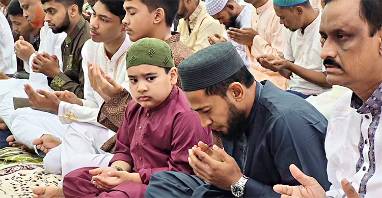 শিকড়ের টানে বগুড়ায় মুশফিক: রিকশায় চড়ে ছেলে ও বাবার সঙ্গে ঈদগাহে