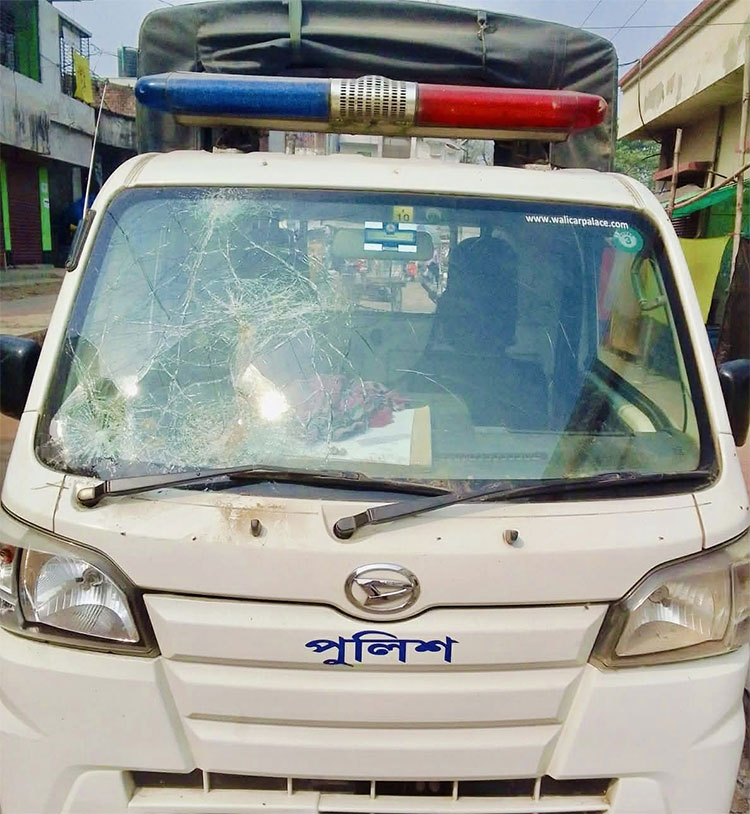 মরদেহ উদ্ধারে গিয়ে হামলার শিকার ৩ পুলিশ সদস্য, গাড়ি ভাঙচুর