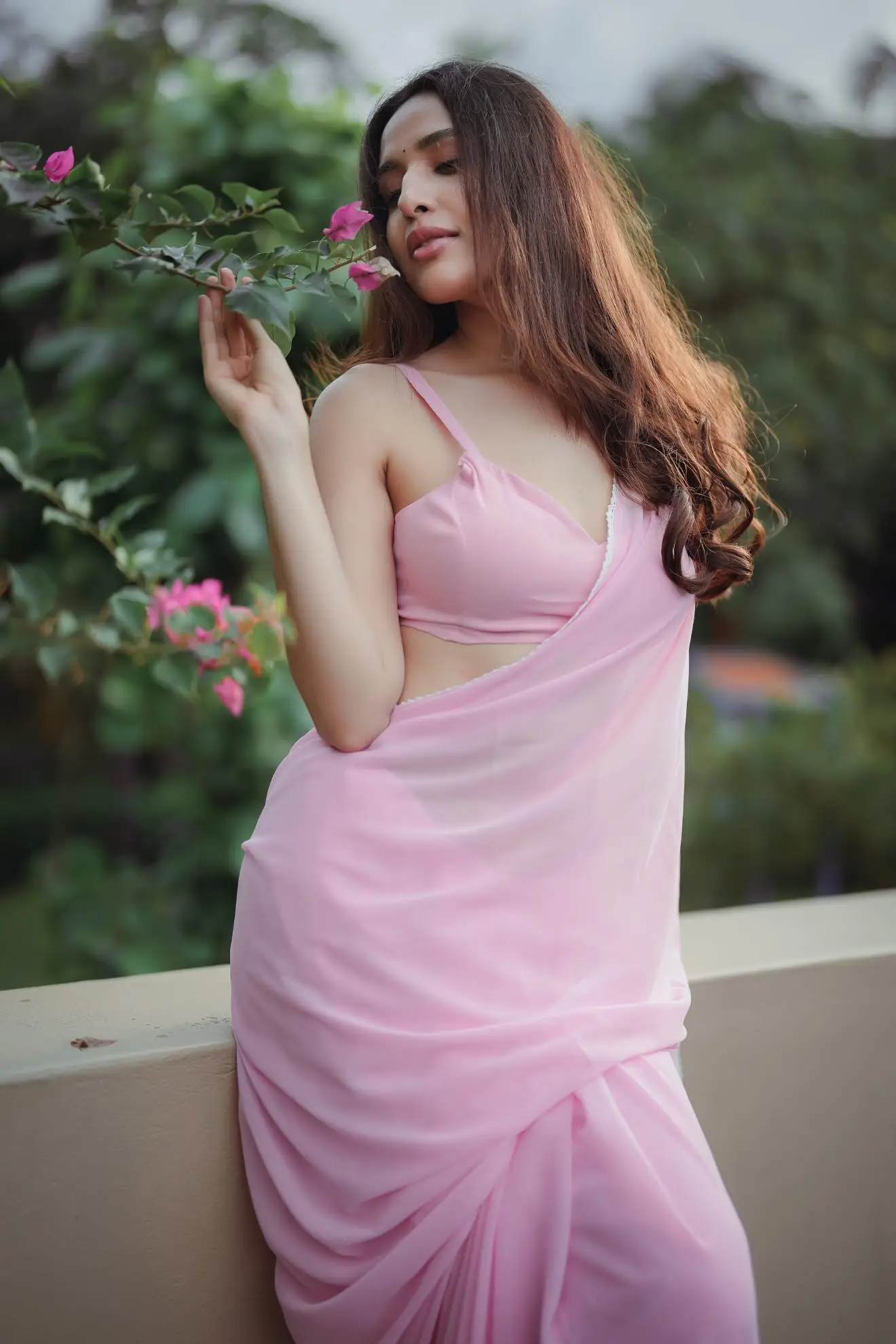 বাহারি লুকে লাস্যময়ী প্রেশার কুকারের স্নিগ্ধা