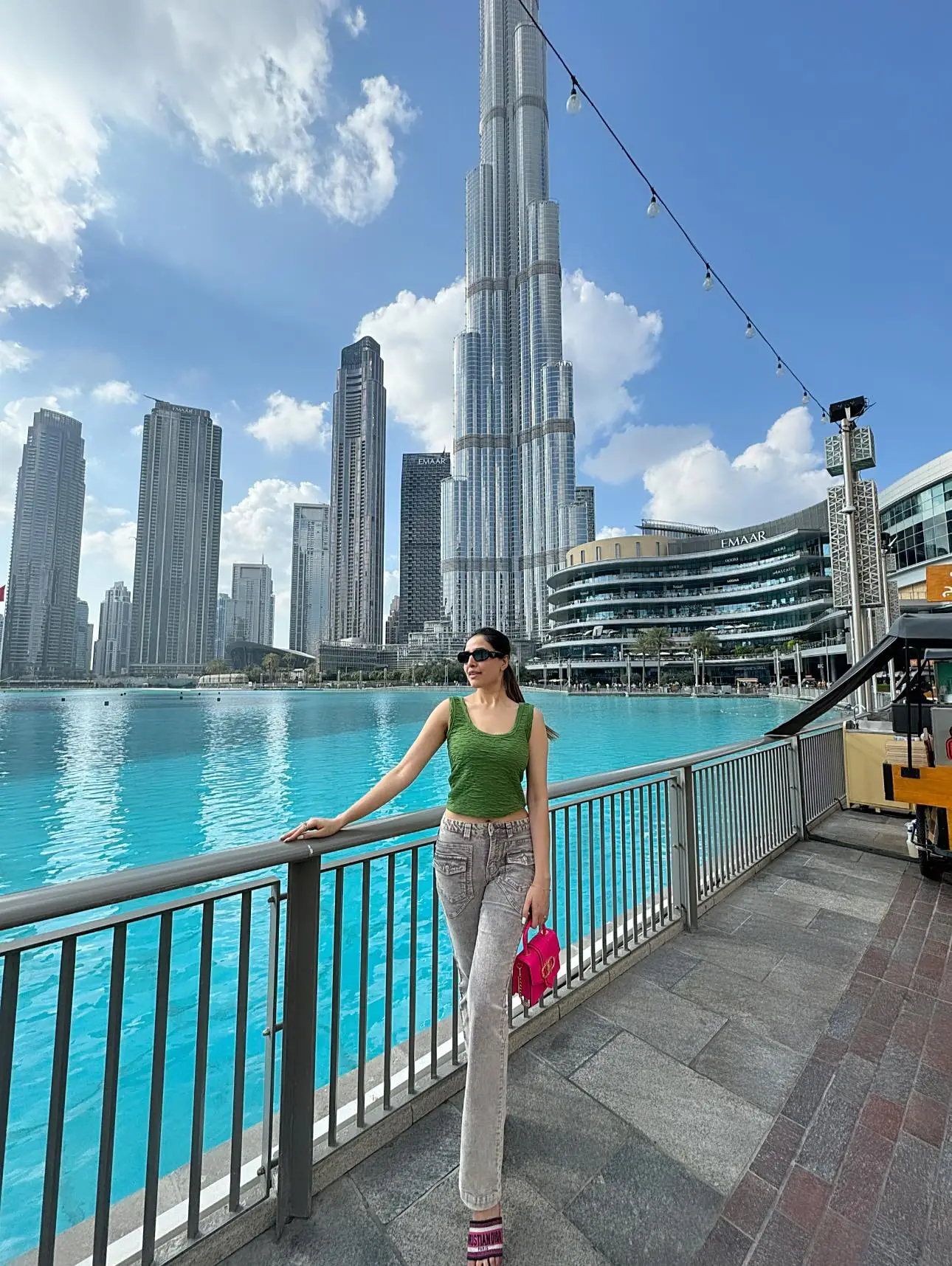 বাহারি লুকে লাস্যময়ী প্রেশার কুকারের স্নিগ্ধা