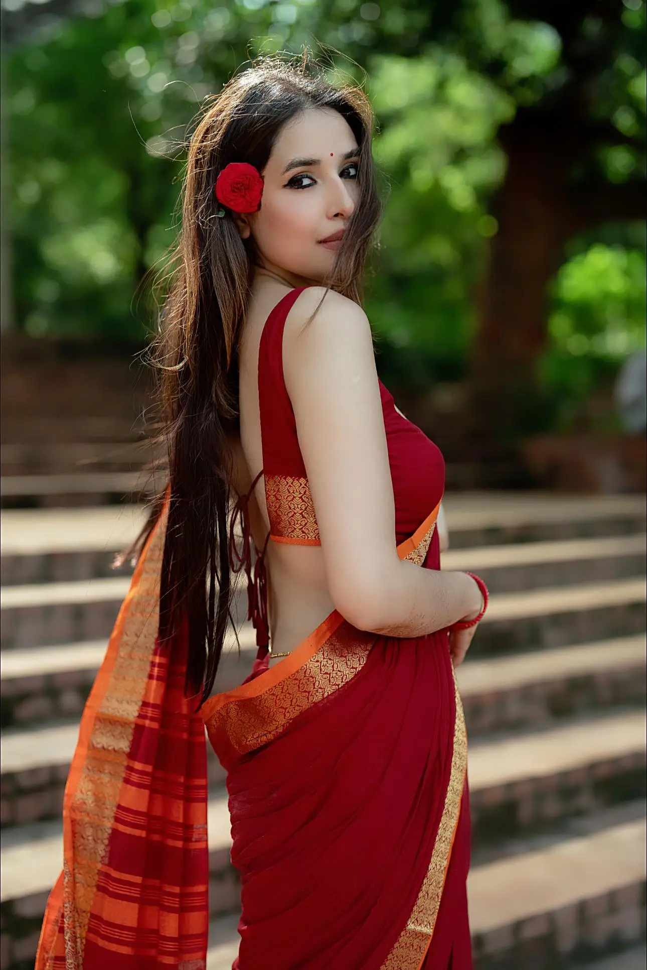 বাহারি লুকে লাস্যময়ী প্রেশার কুকারের স্নিগ্ধা