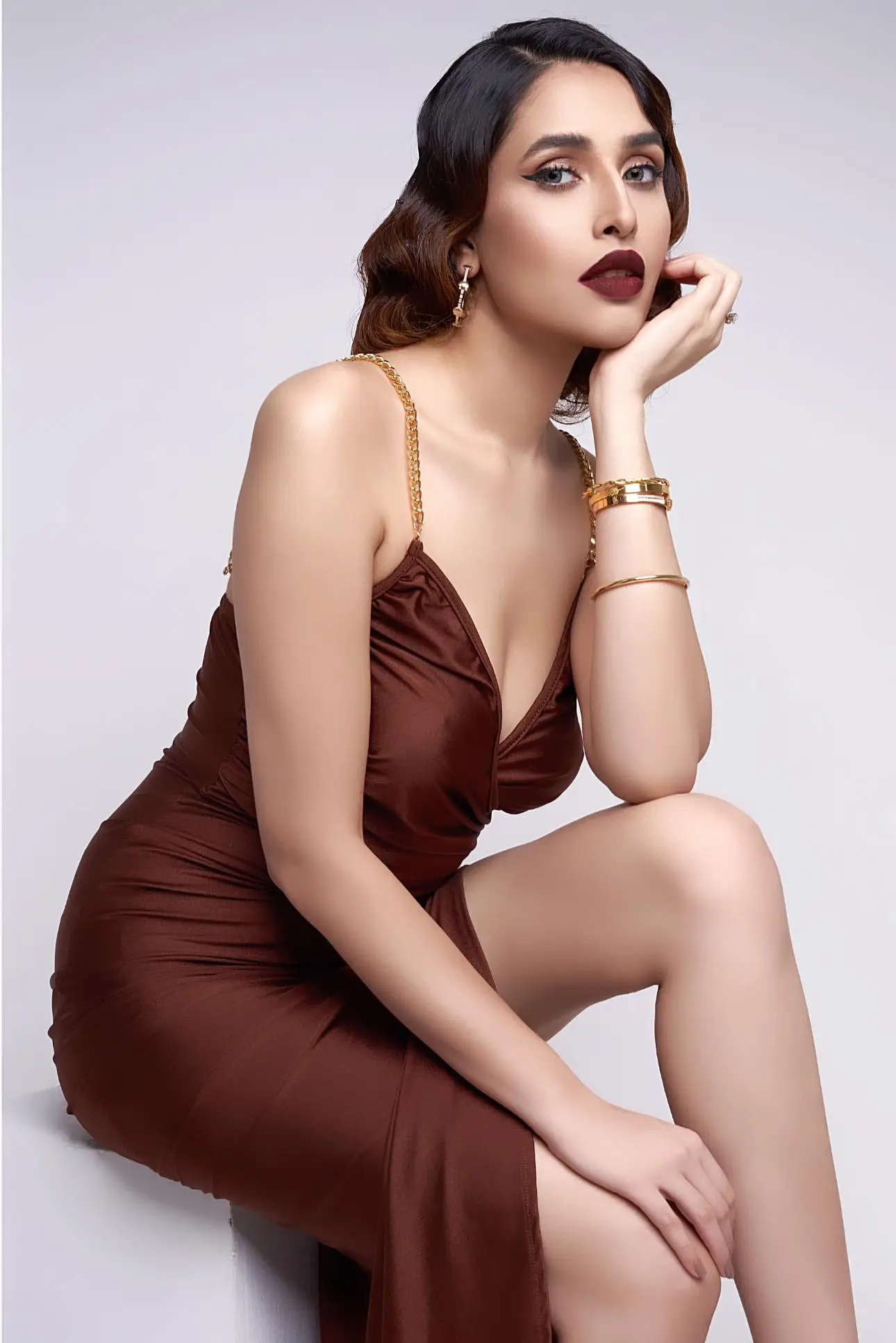 বাহারি লুকে লাস্যময়ী প্রেশার কুকারের স্নিগ্ধা