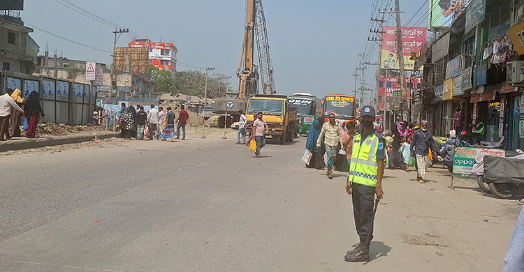 ঢাকা-টাঙ্গাইল-যমুনা সেতু মহাসড়কে যানজট নেই, বাড়তি ভাড়ার অভিযোগ