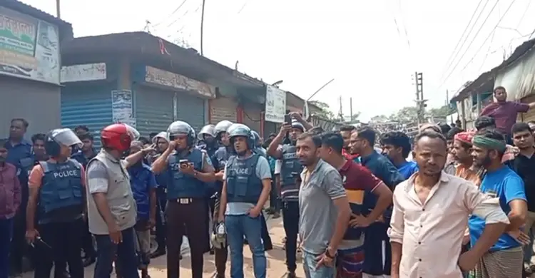 ফুটবল খেলা মাইকিং নিয়ে ৪ গ্রামবাসীর মধ্যে দফায় দফায় সংঘর্ষ, আহত শতাধিক