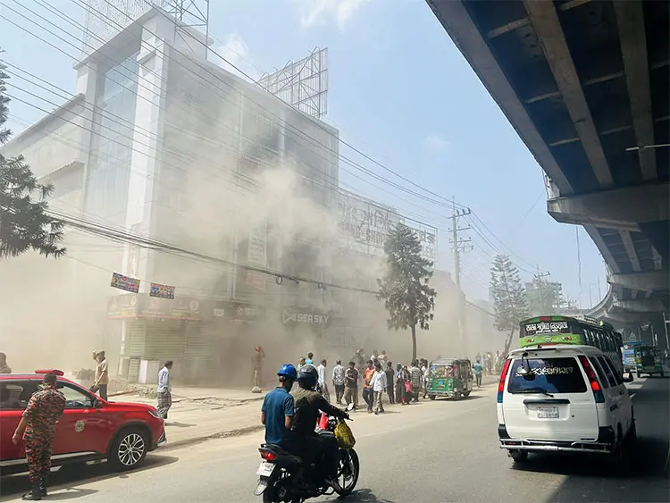 চট্টগ্রাম শপিং কমপ্লেক্সে আগুন, দেড় ঘণ্টার চেষ্টায় নিয়ন্ত্রণে