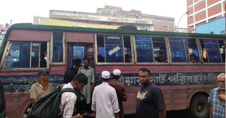 ঈদযাত্রায় গুলিস্তানে জনস্রোত, কাউন্টারে মিলছে না টিকিট