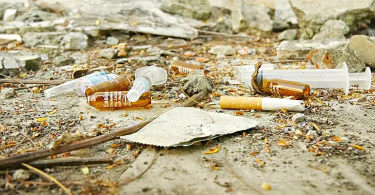 সাবেক মন্ত্রীর বাড়ি এখন বখাটেদের আড্ডাখানা
