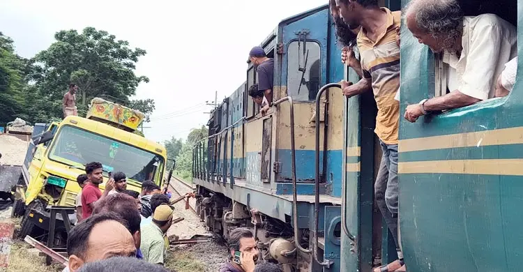 রাজবাড়ীতে সোয়া ৬ ঘণ্টা পর ট্রেন চলাচল স্বাভাবিক